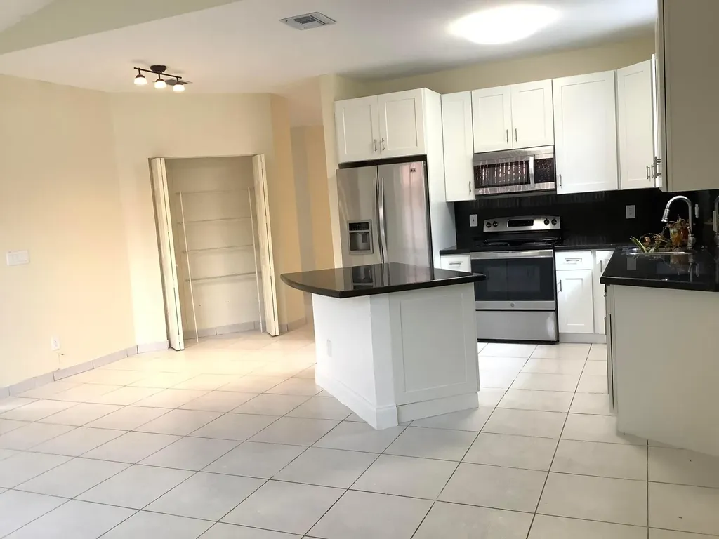 7330 NW 1st Place Plantation FL 33317