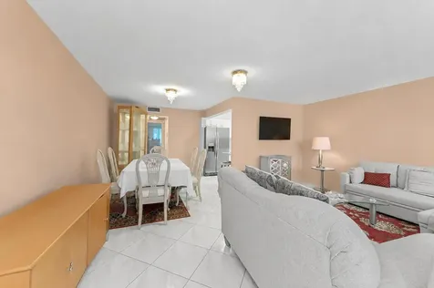 1069 Cornwall D Boca Raton FL 33434