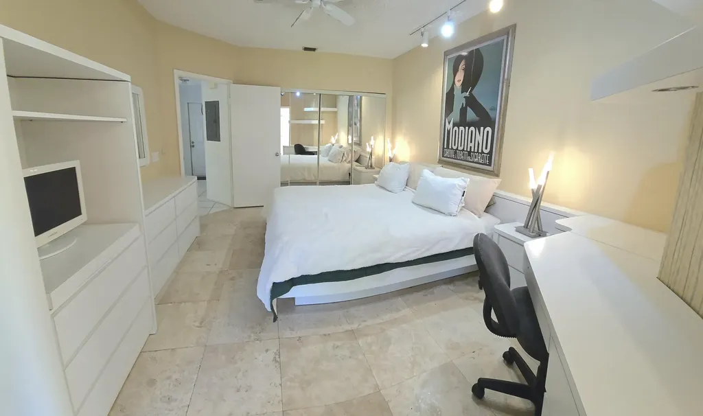 6566 Via Regina Boca Raton FL 33433