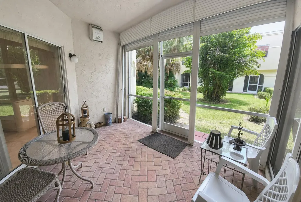 6566 Via Regina Boca Raton FL 33433