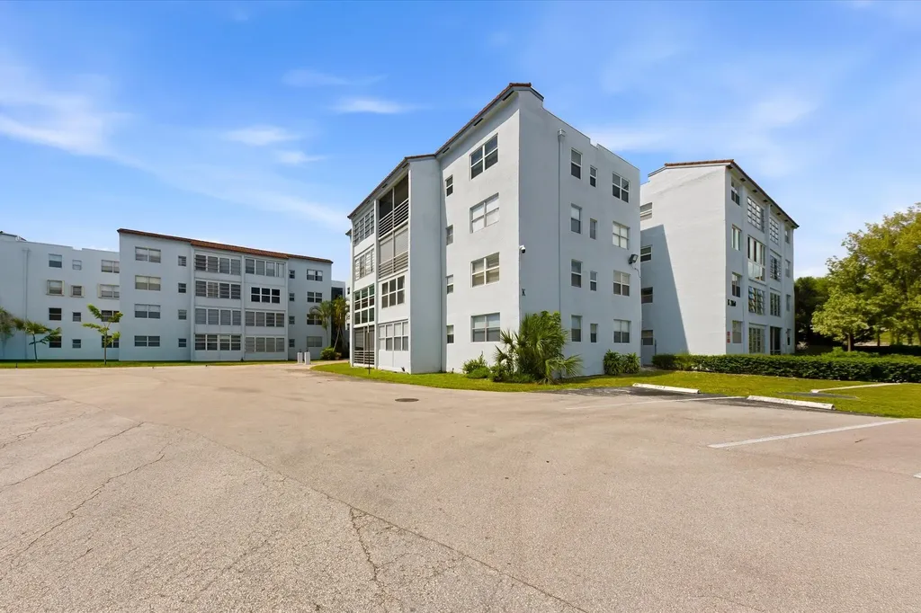 2860 Somerset Drive Lauderdale Lakes FL 33311