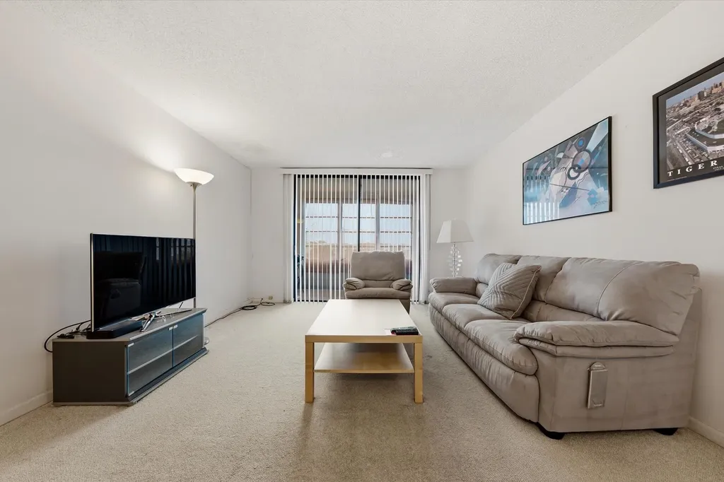 2860 Somerset Drive Lauderdale Lakes FL 33311