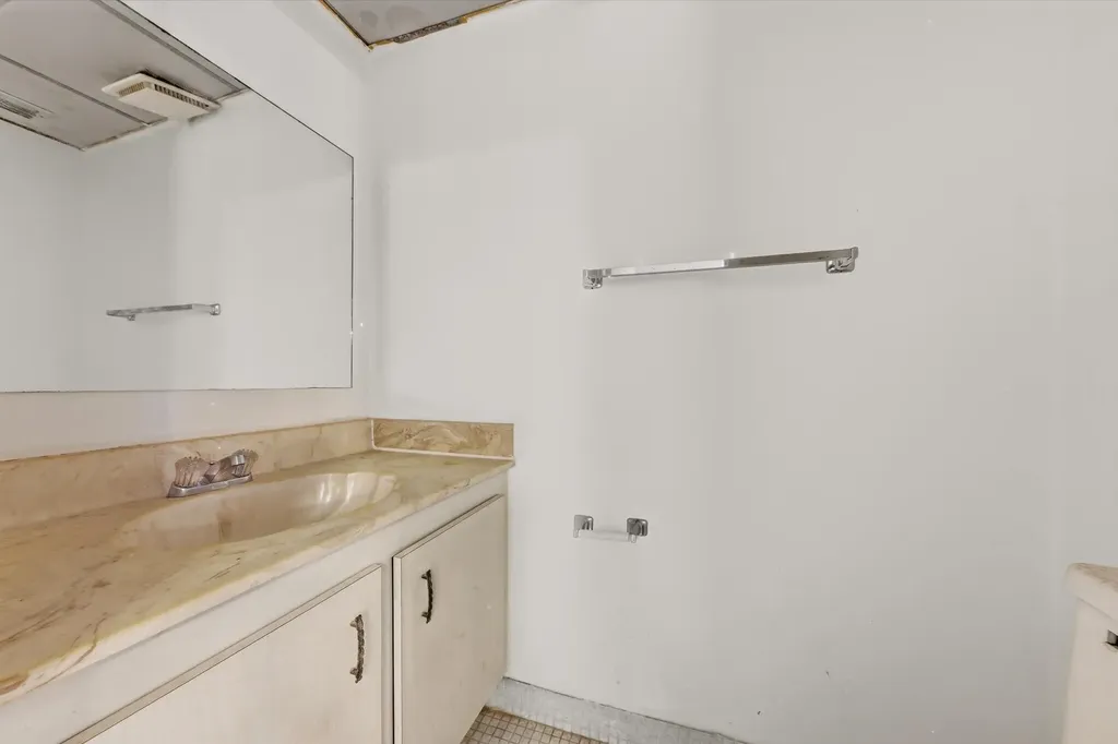 2860 Somerset Drive Lauderdale Lakes FL 33311