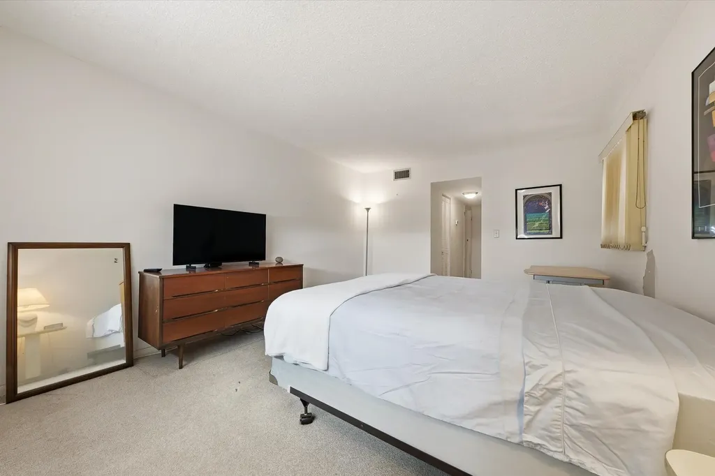2860 Somerset Drive Lauderdale Lakes FL 33311