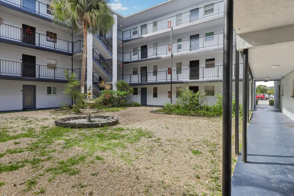 2860 Somerset Drive Lauderdale Lakes FL 33311