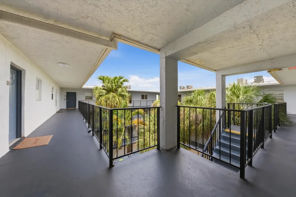 2860 Somerset Drive Lauderdale Lakes FL 33311
