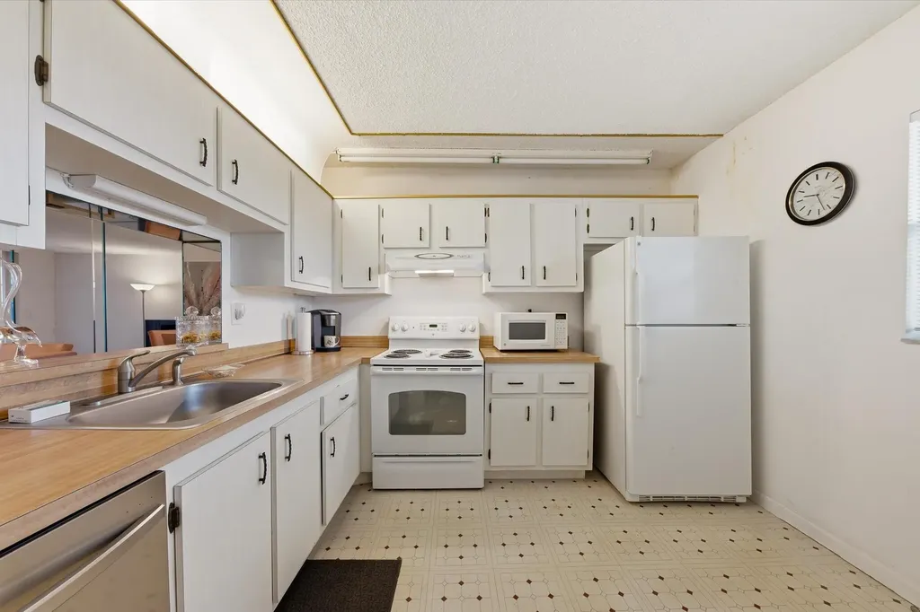 2860 Somerset Drive Lauderdale Lakes FL 33311