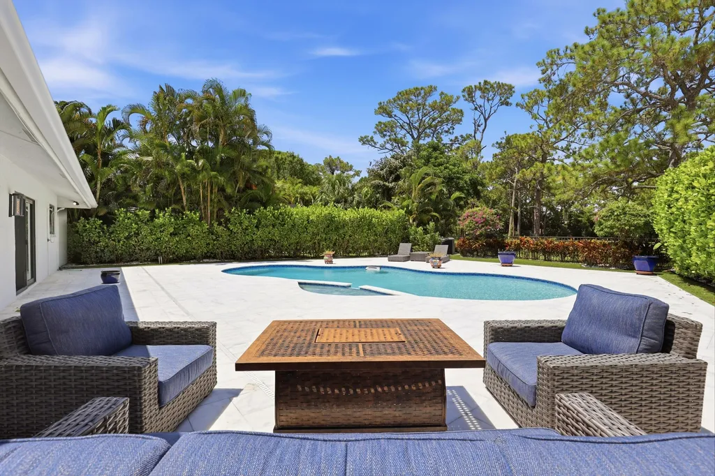 624 W Lakewoode Circle W Delray Beach FL 33445