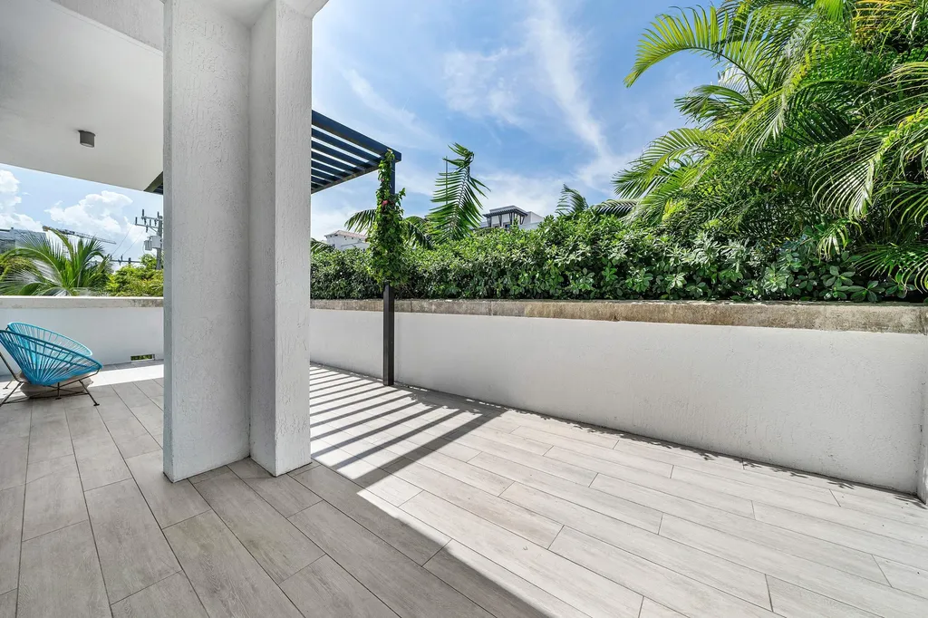475 E Royal Palm Road Boca Raton FL 33432
