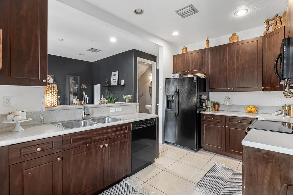 2851 W Prospect Tamarac FL 33309