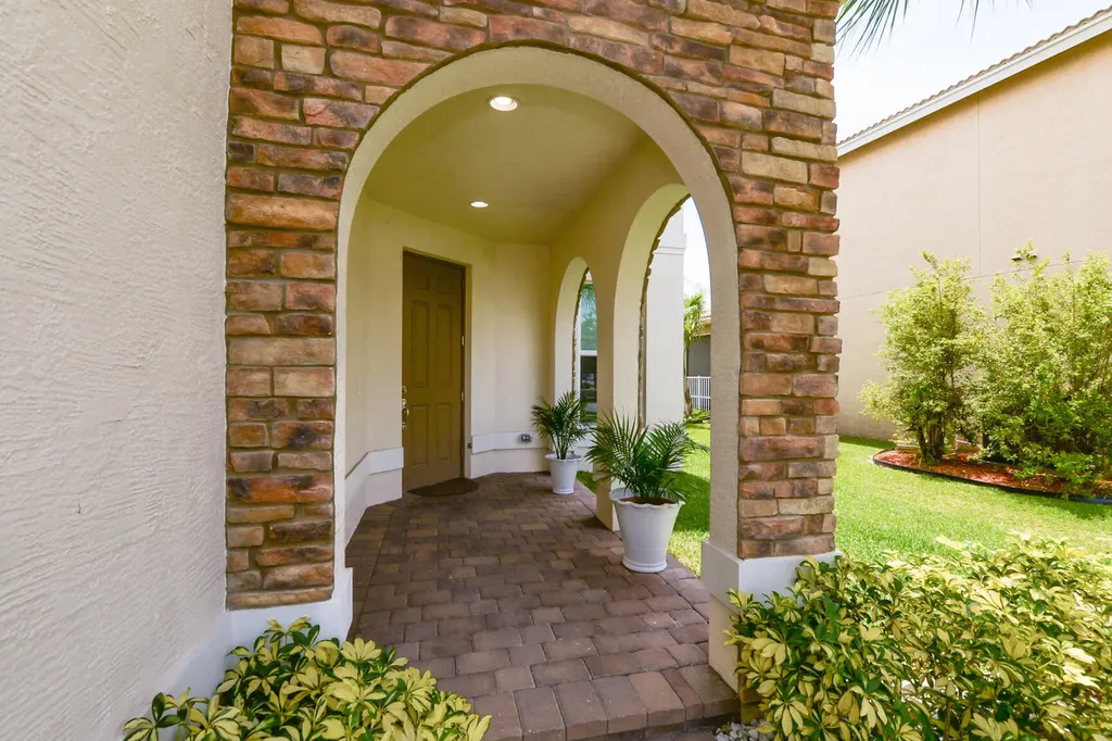 713 NW Leonardo Circle Port St Lucie FL 34986