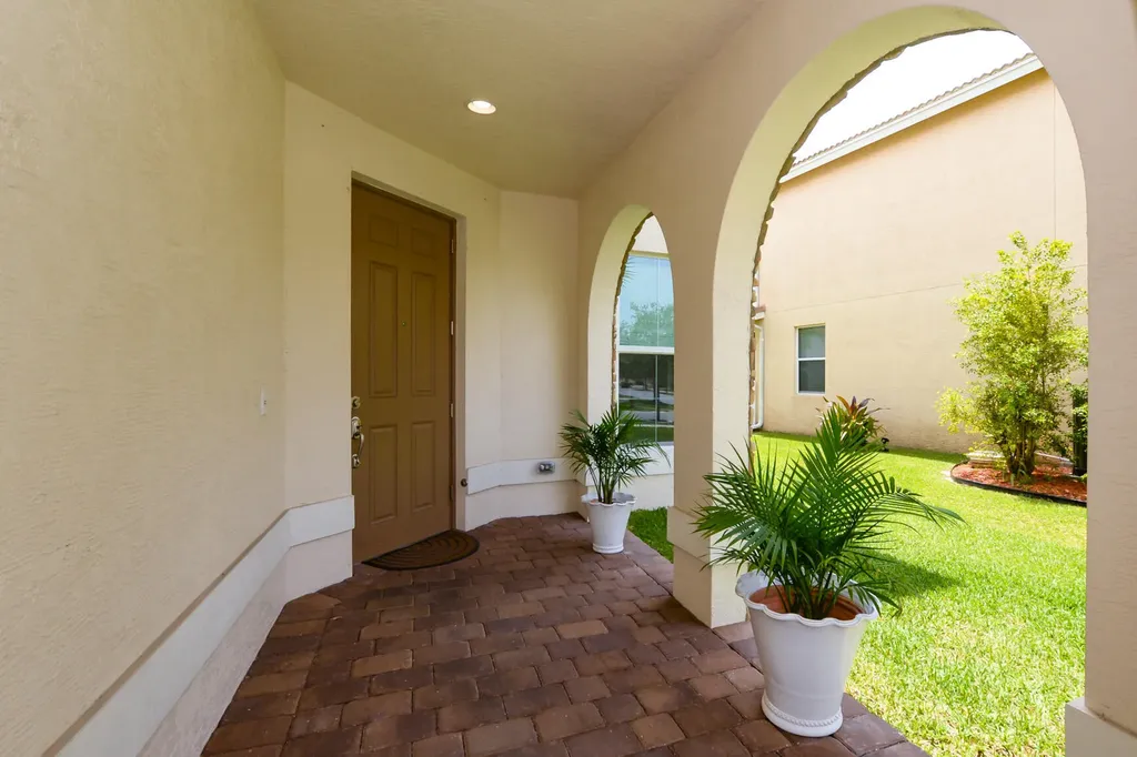 713 NW Leonardo Circle Port St Lucie FL 34986