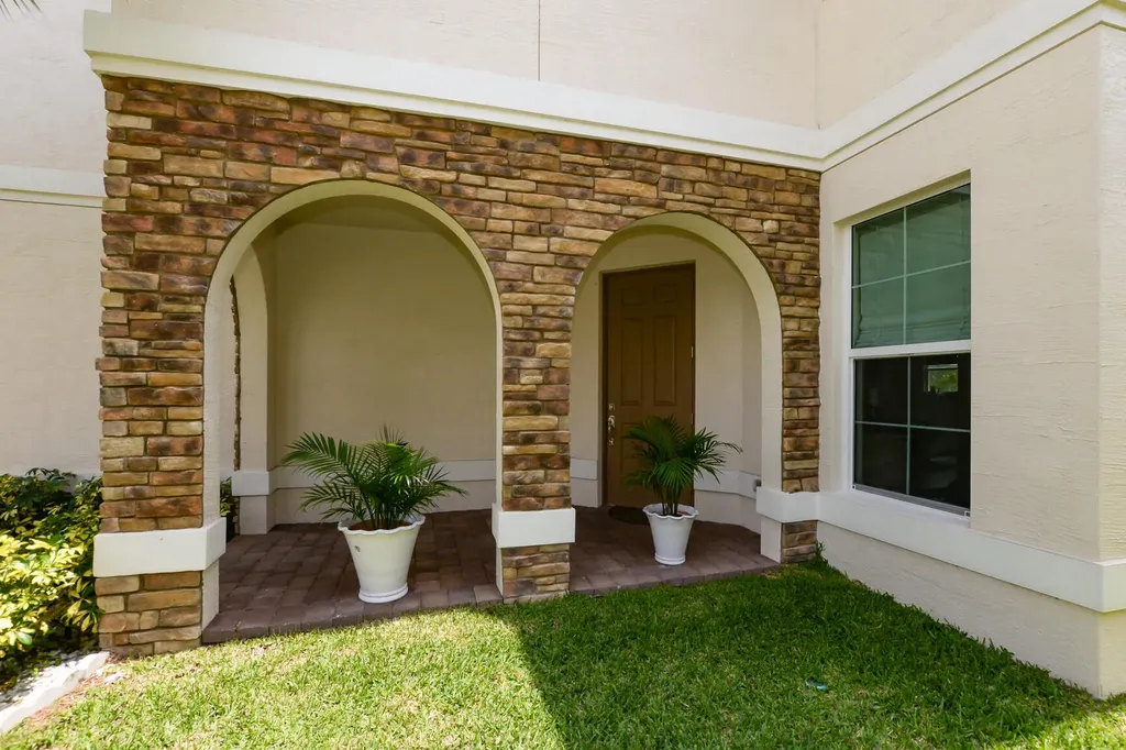 713 NW Leonardo Circle Port St Lucie FL 34986