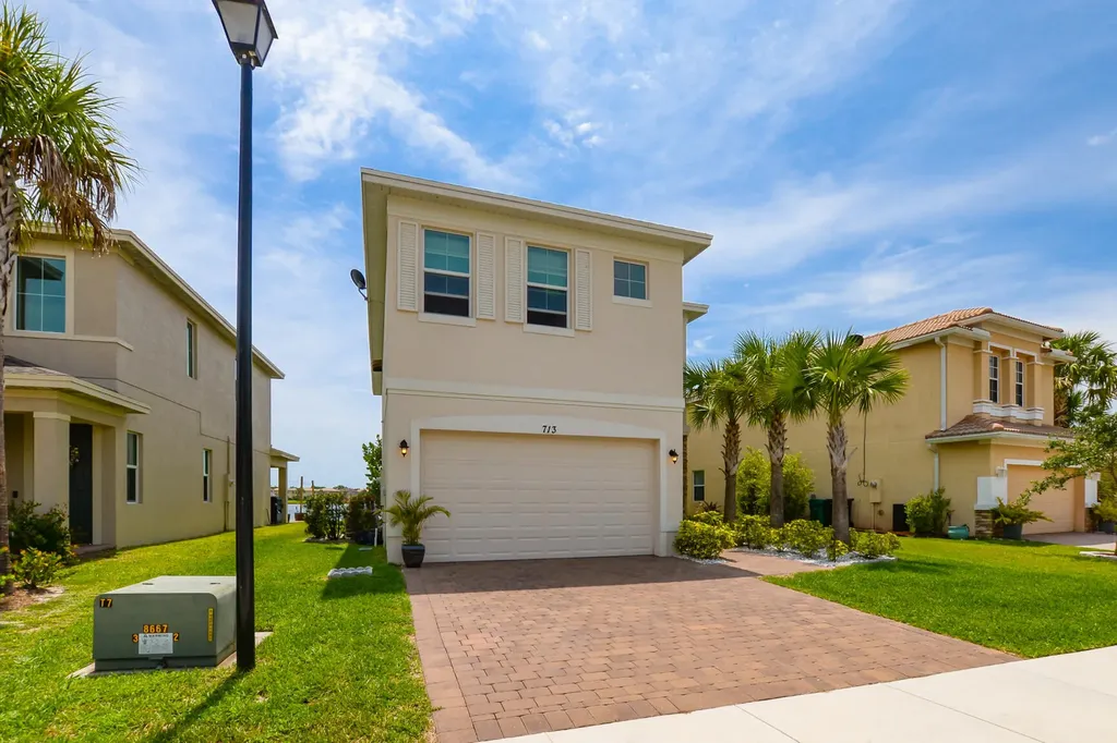 713 NW Leonardo Circle Port St Lucie FL 34986