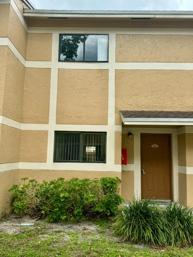 9473 Palm Circle N Pembroke Pines FL 33025