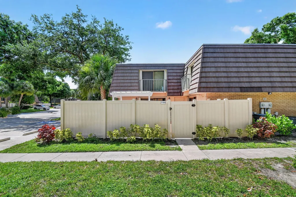 7109 71st Way West Palm Beach FL 33407