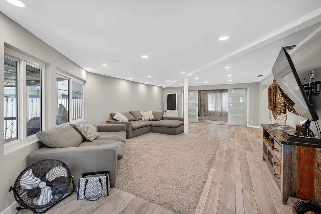 1570 NE 30th Place Oakland Park FL 33334