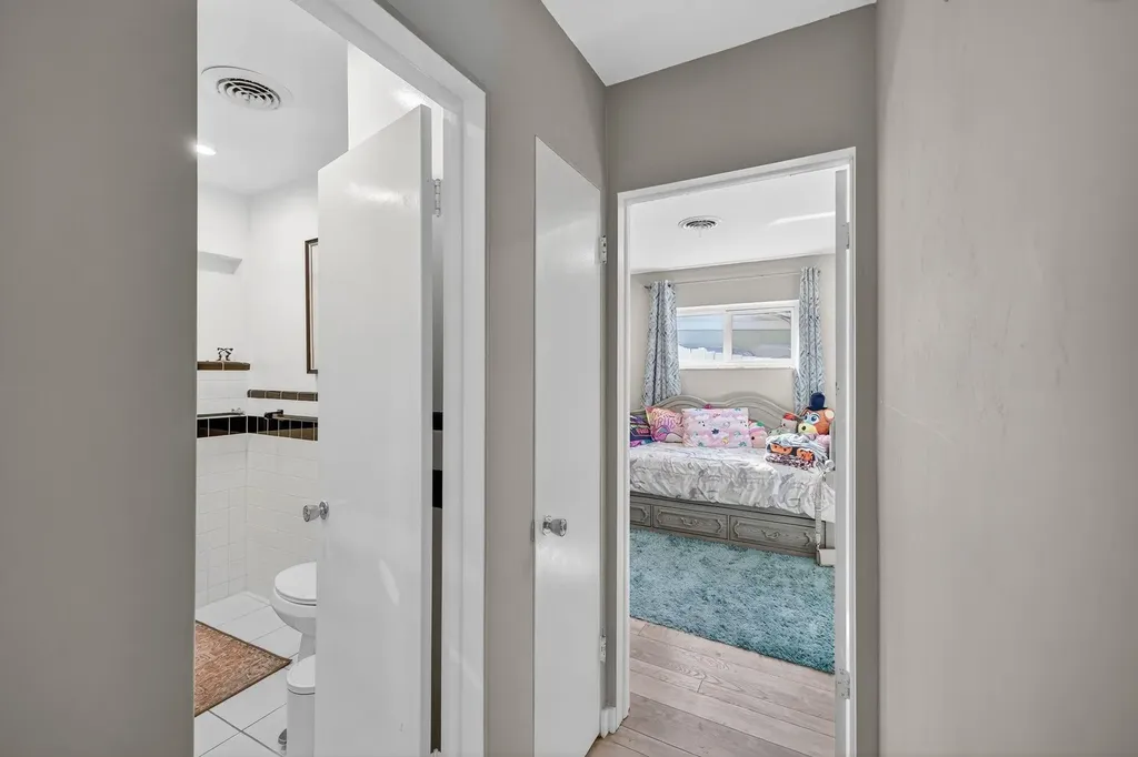 1570 NE 30th Place Oakland Park FL 33334