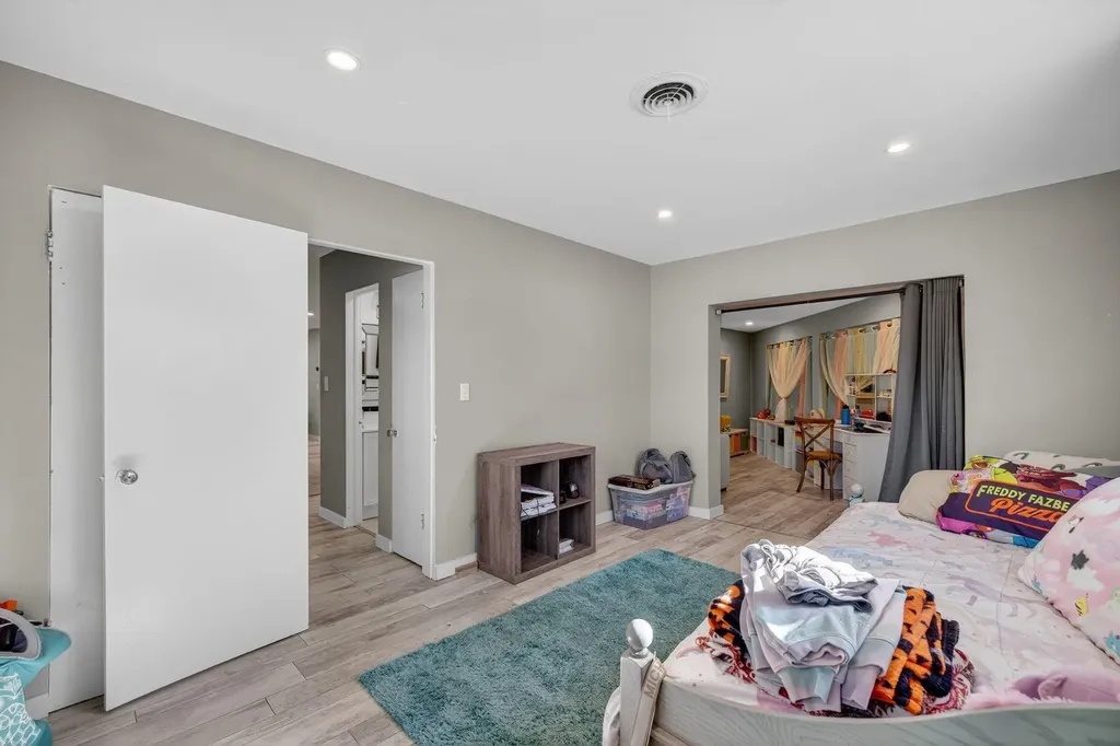 1570 NE 30th Place Oakland Park FL 33334