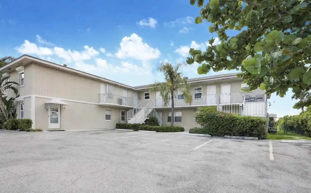 370 Wilma Circle Riviera Beach FL 33404