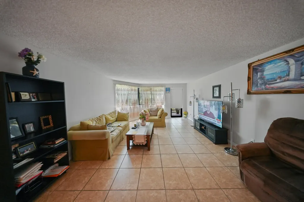 20860 San Simeon Way Miami FL 33179