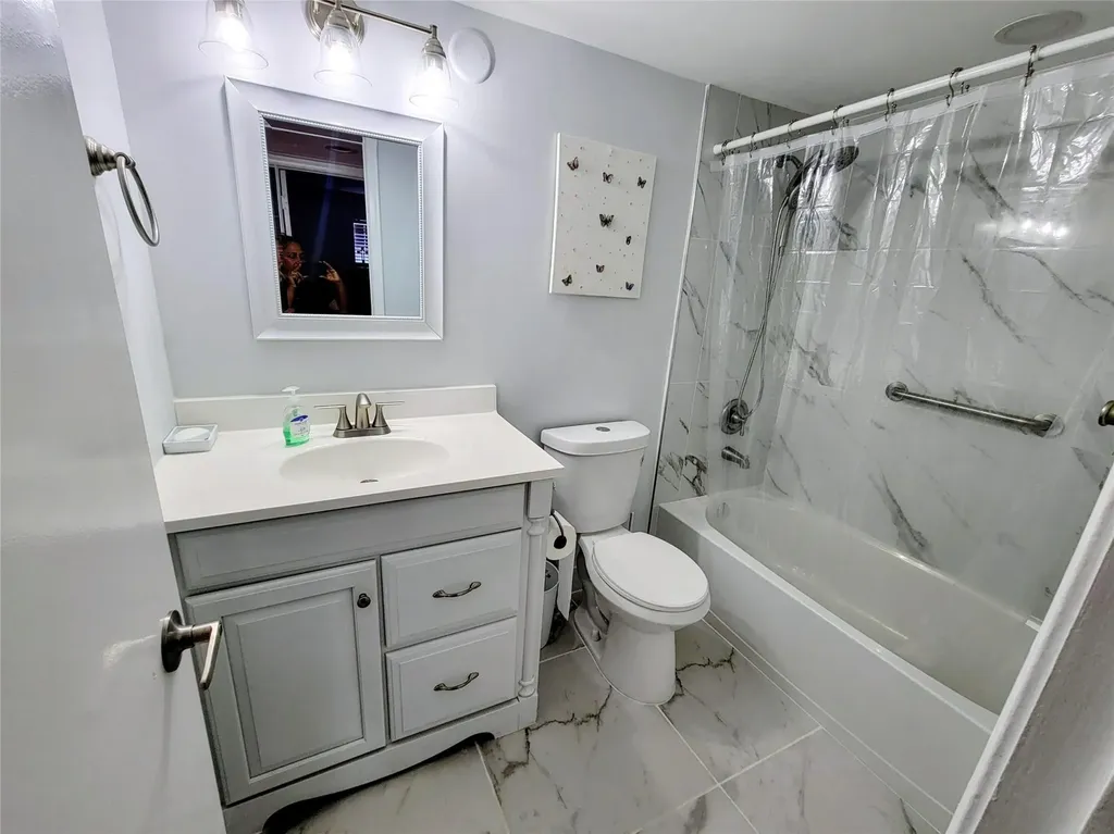 9411 N Hollybrook Lake Drive Pembroke Pines FL 33025