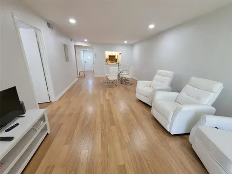 9411 N Hollybrook Lake Drive Pembroke Pines FL 33025
