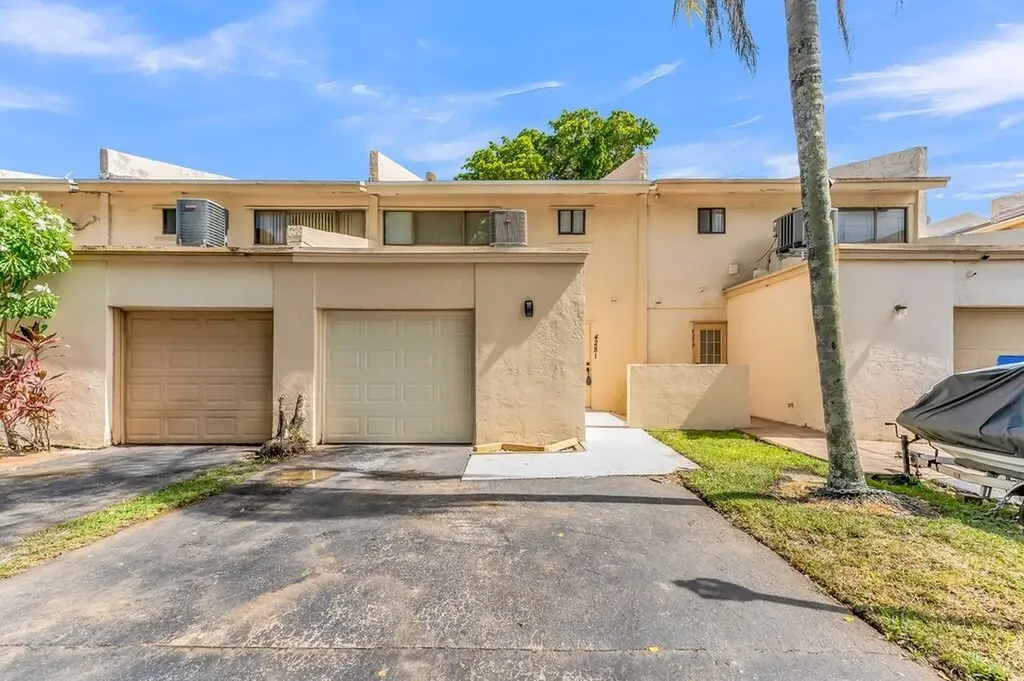 4281 NW 76th Avenue Davie FL 33328