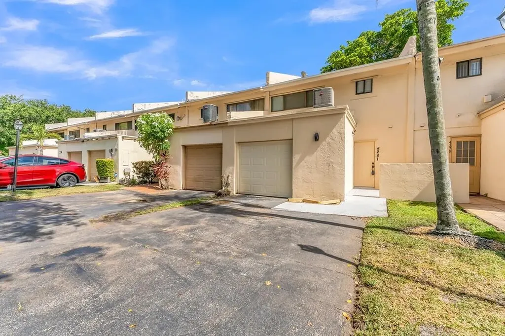 4281 NW 76th Avenue Davie FL 33328