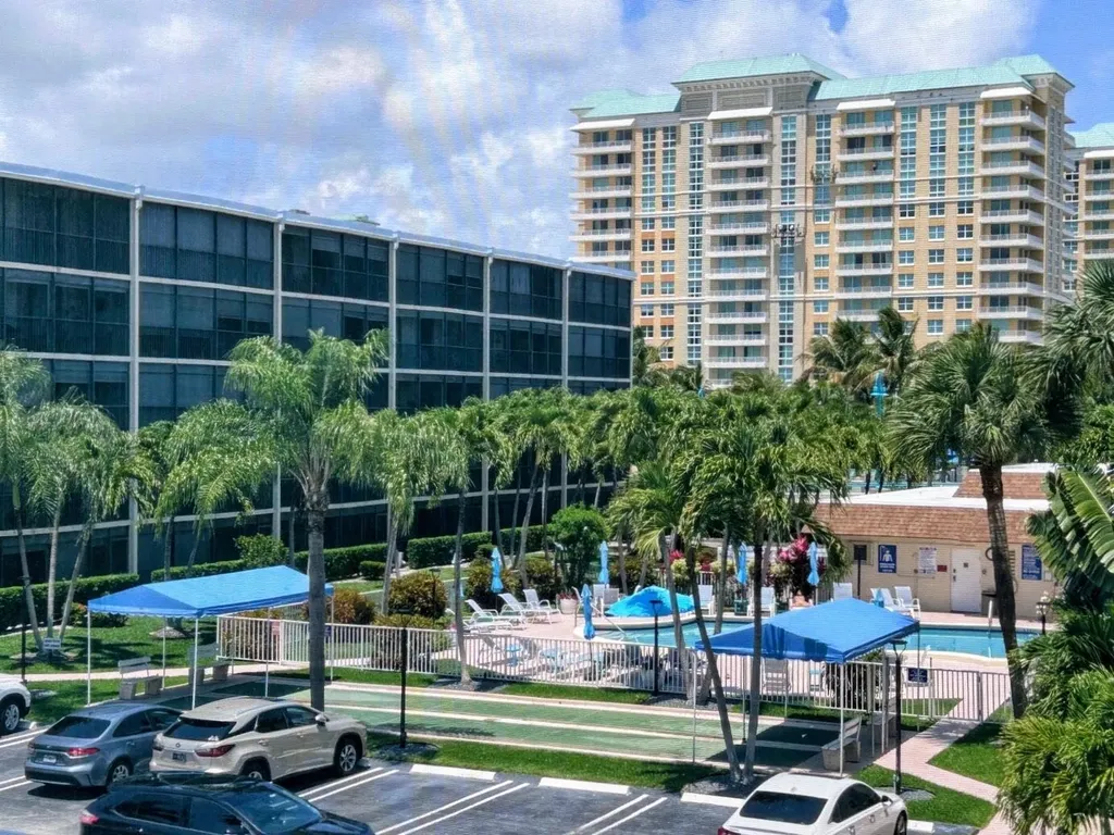 170 Horizons E Boynton Beach FL 33435