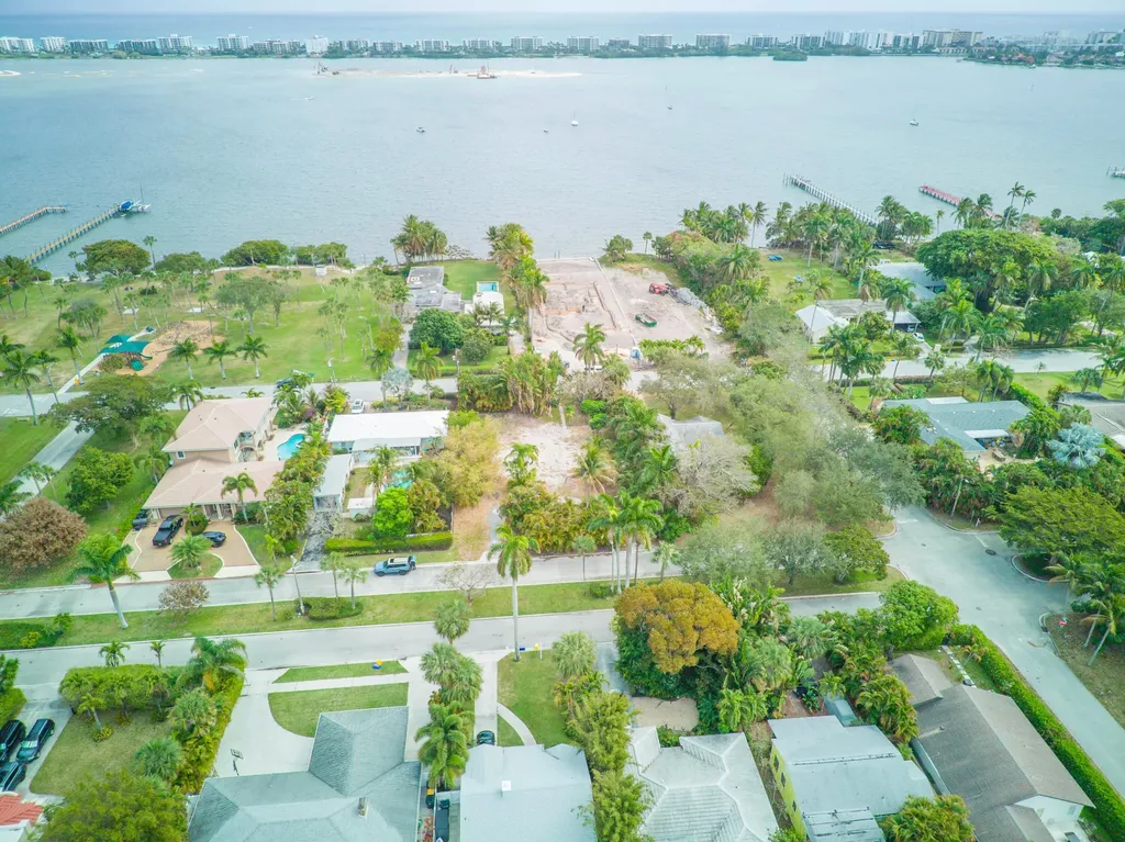 1118 S Palmway Lake Worth Beach FL 33460