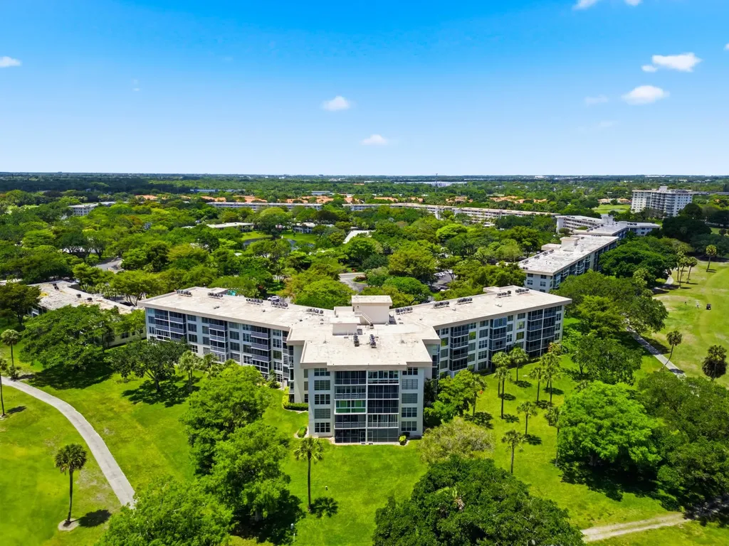 3800 Oaks Clubhouse Drive Pompano Beach FL 33069