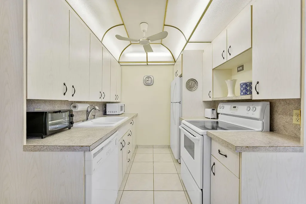 3027 Guildford B Boca Raton FL 33434