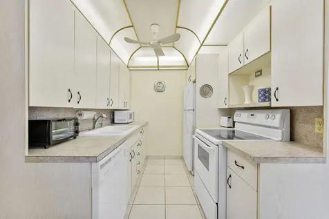 3027 Guildford B Boca Raton FL 33434