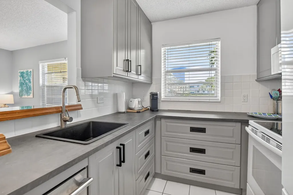 492 W Tilford Deerfield Beach FL 33442