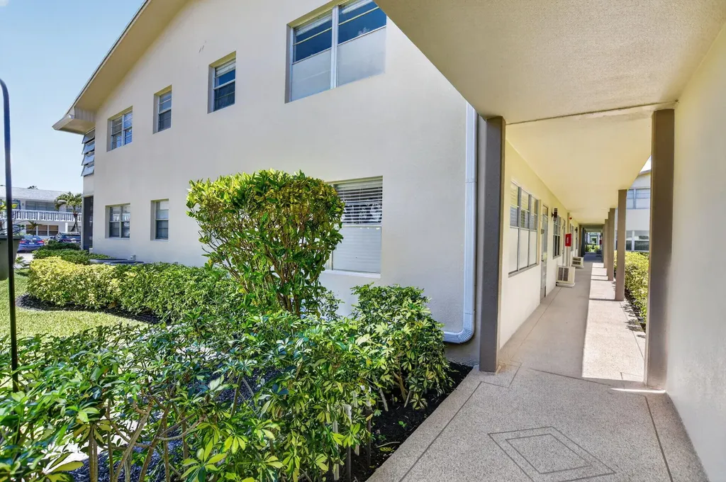 492 W Tilford Deerfield Beach FL 33442
