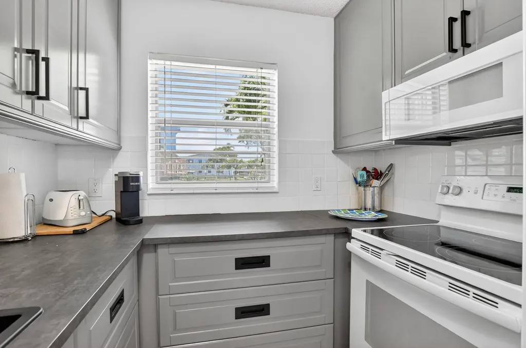 492 W Tilford Deerfield Beach FL 33442