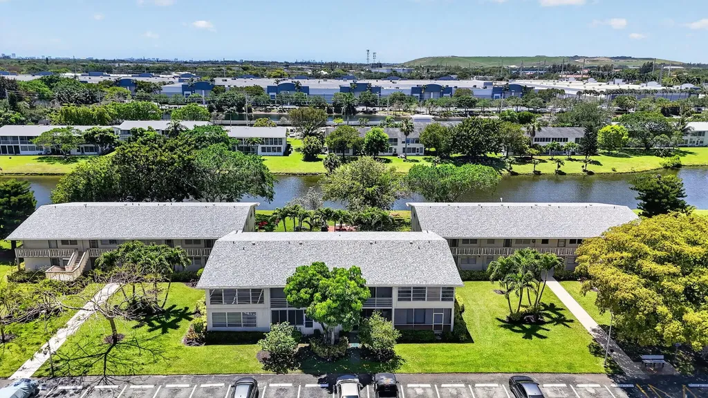 492 W Tilford Deerfield Beach FL 33442