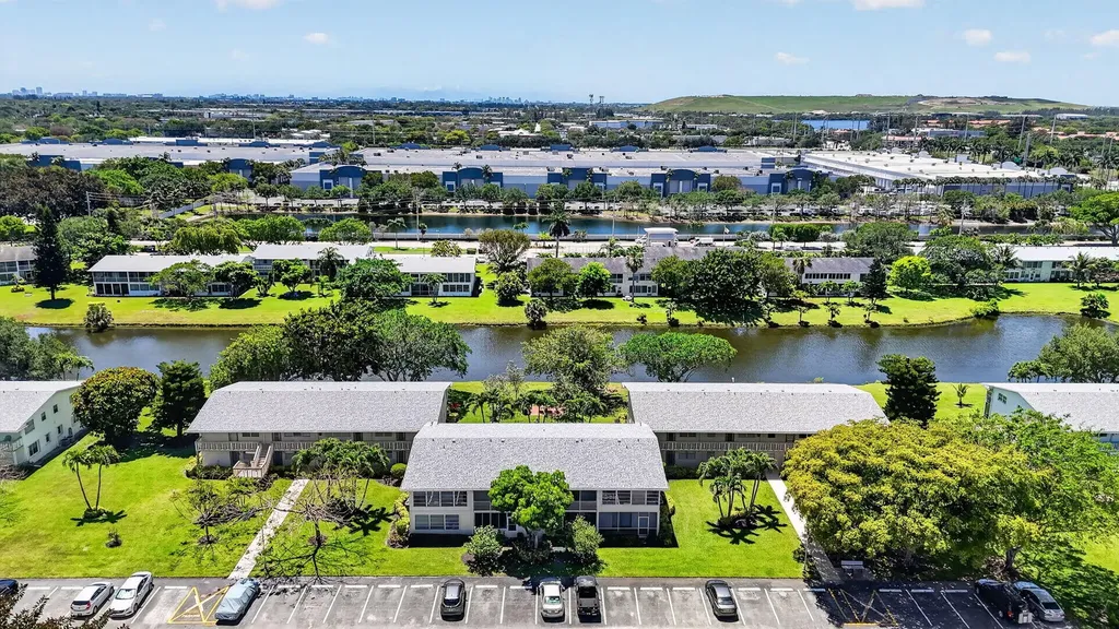 492 W Tilford Deerfield Beach FL 33442