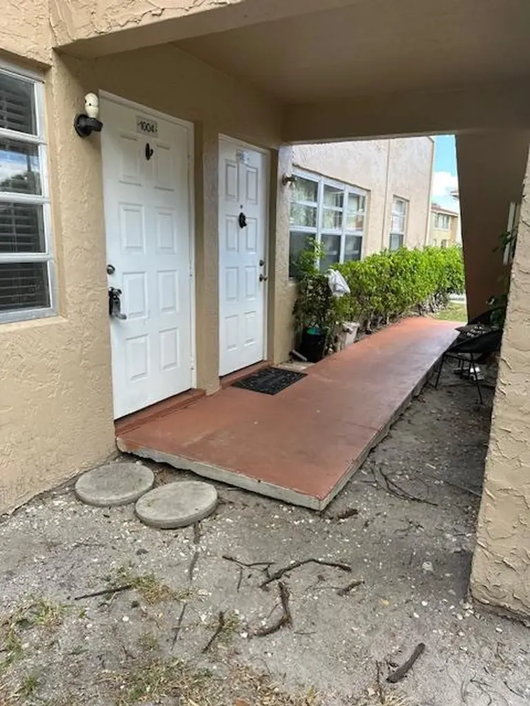1004 Twin Lakes Drive Coral Springs FL 33071