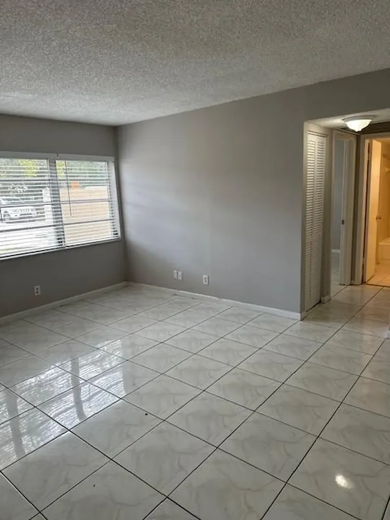1004 Twin Lakes Drive Coral Springs FL 33071