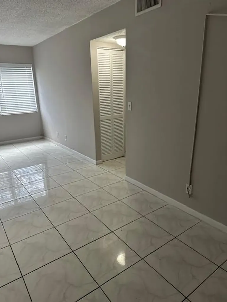 1004 Twin Lakes Drive Coral Springs FL 33071