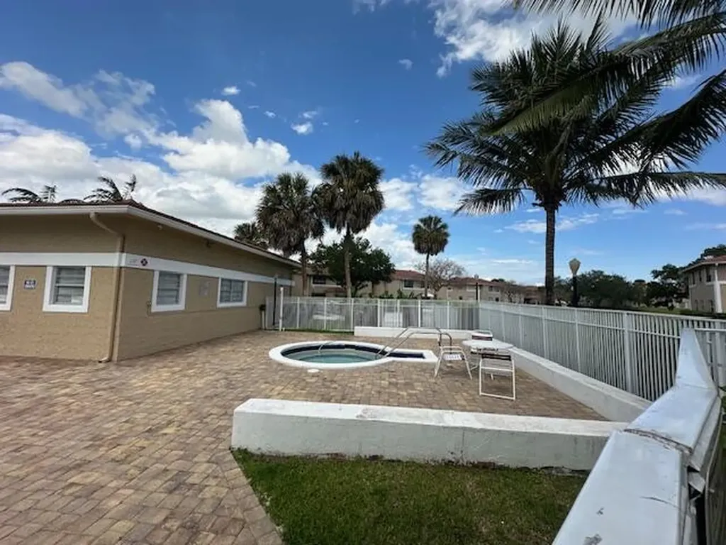 1004 Twin Lakes Drive Coral Springs FL 33071
