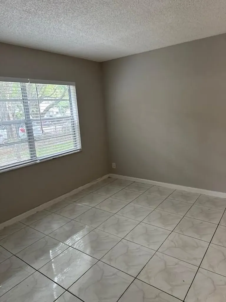 1004 Twin Lakes Drive Coral Springs FL 33071