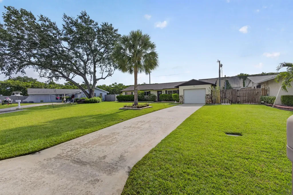 9820 Jonquil Circle N Palm Beach Gardens FL 33410