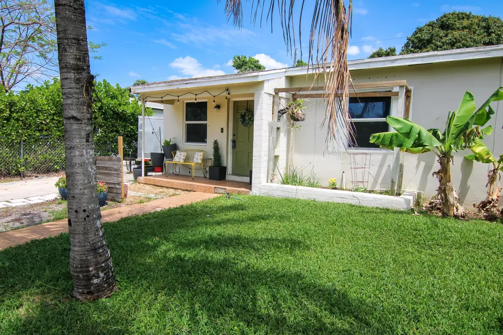 1110 14th Court S Lake Worth Beach FL 33460