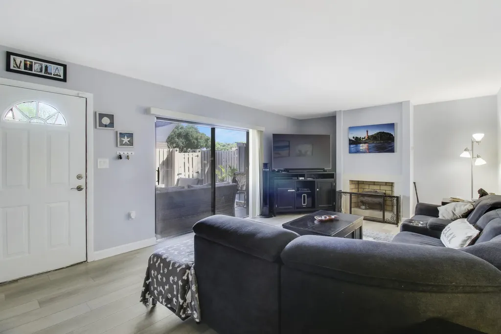 912 9th Court Palm Beach Gardens FL 33410