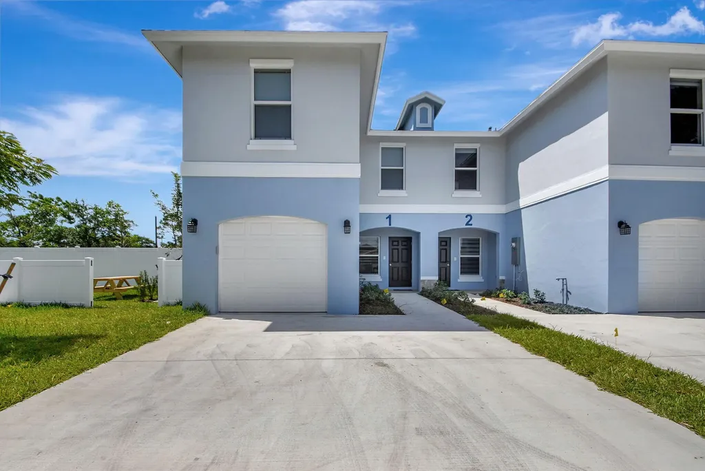 3871 Patio Court Palm Springs FL