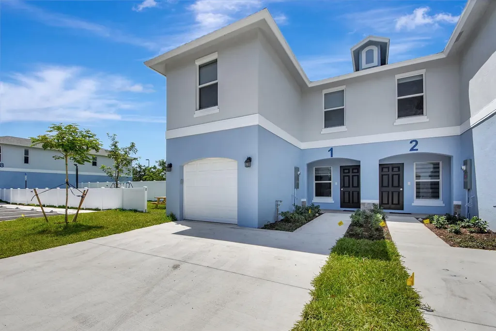 3871 Patio Court Palm Springs FL