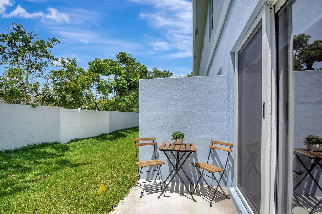 3871 Patio Court Palm Springs FL